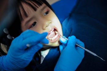 Các mẹ nên cho bé khám răng định kỳ để khắc phục sớm những bất thường - 1