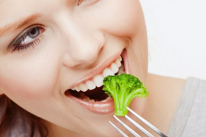 Bọc răng sứ bao lâu thì ăn được bình thường