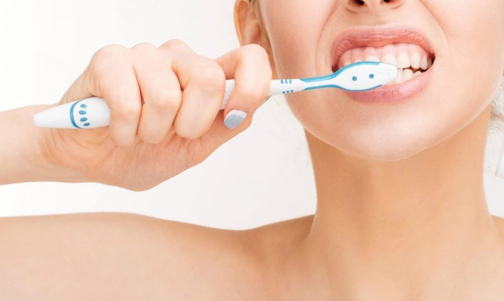 Thứ hai, chăm sóc răng miệng đúng cách bằng cách: