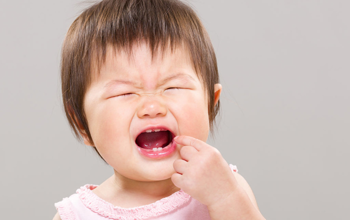 Bé mọc răng cấm làm sao để giảm thiểu cơn đau?