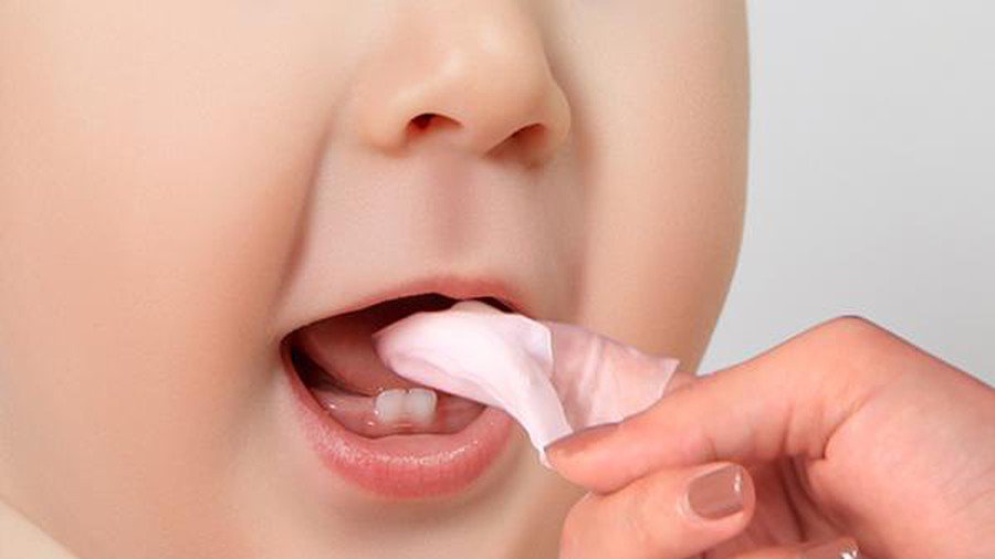 Các lưu ý khi chăm sóc răng miệng cho trẻ dưới 1 tuổi