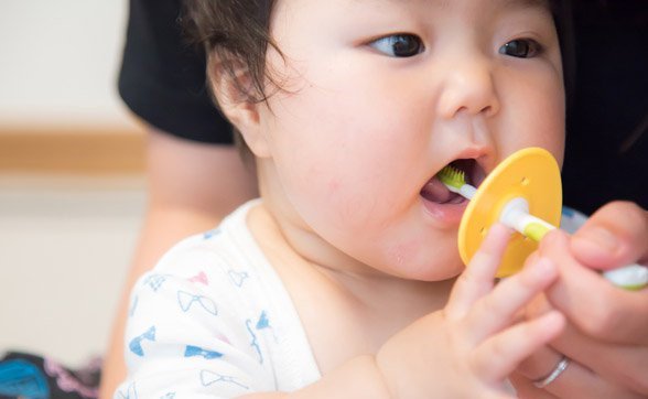 Chăm sóc răng miệng cho trẻ mới mọc răng bằng cách cung cấp đủ flour cho trẻ
