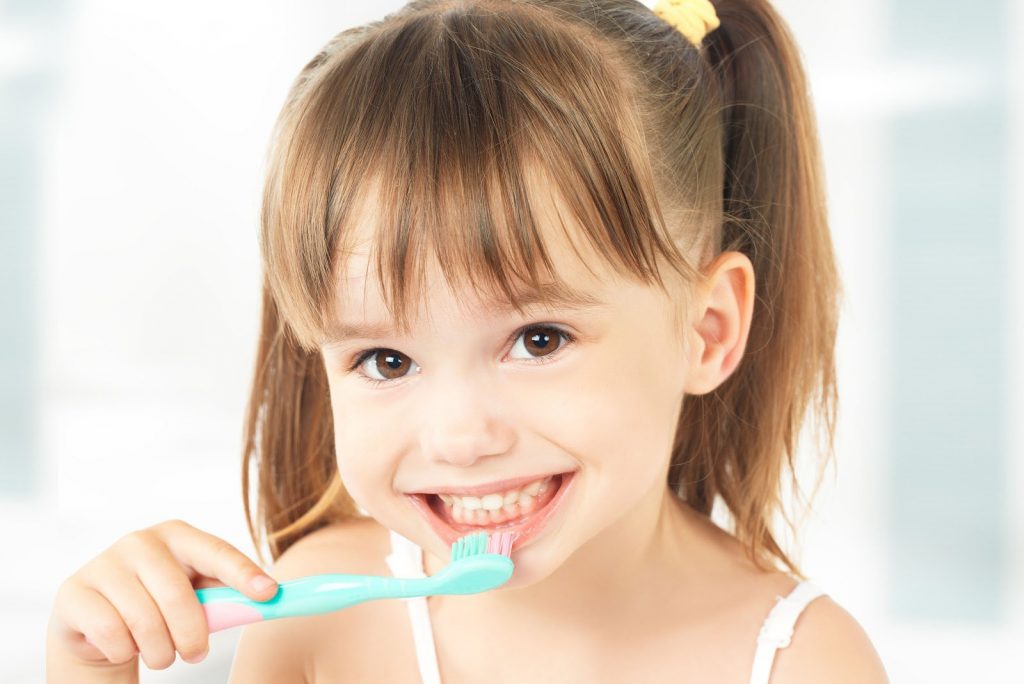 Đánh răng sạch để vệ sinh răng miệng cho trẻ