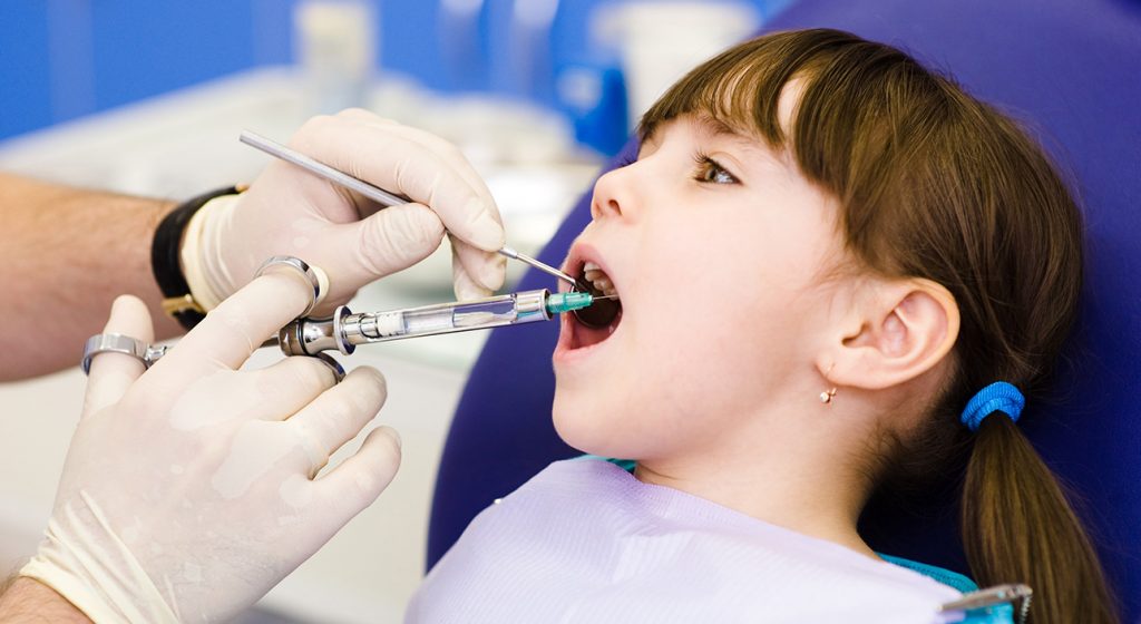 Lấy cao răng cho trẻ em có nguy hiểm gì không?