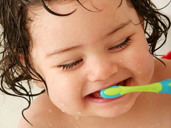 chăm sóc răng miệng cho trẻ dưới 1 tuổi