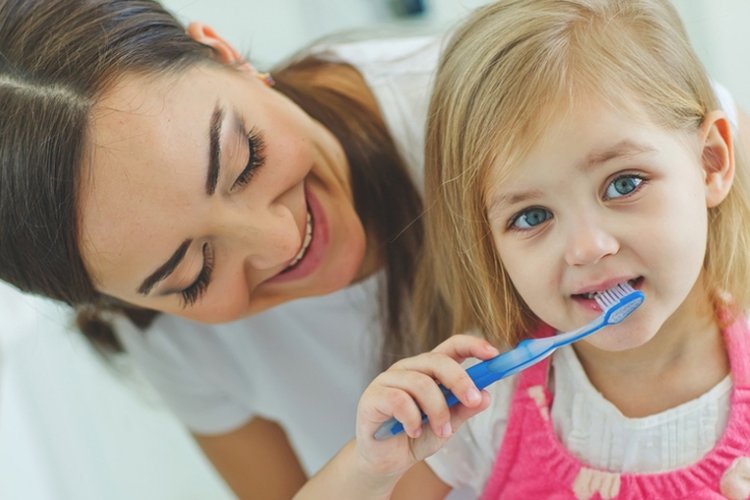 Cách chăm sóc răng miệng cho trẻ 2 tuổi 