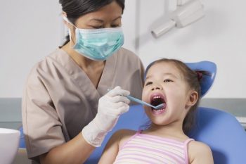 cách vệ sinh răng miệng cho trẻ mới mọc răng