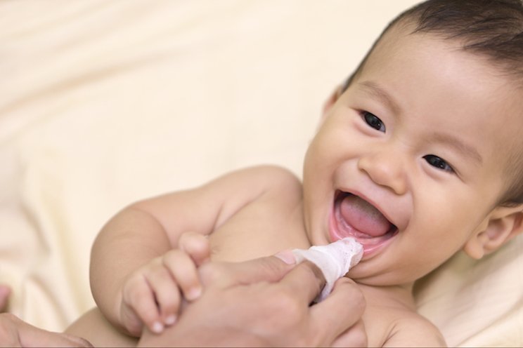 vệ sinh răng miệng cho trẻ sơ sinh