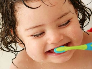 vệ sinh răng miệng cho trẻ dưới 1 tuổi