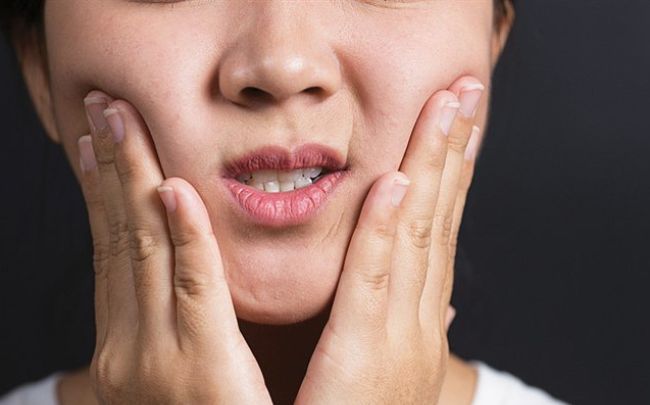 Tại sao làm răng sứ xong bị mỏi hàm?
