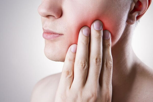Nhổ răng khôn bị sưng má bao lâu thì hết?
