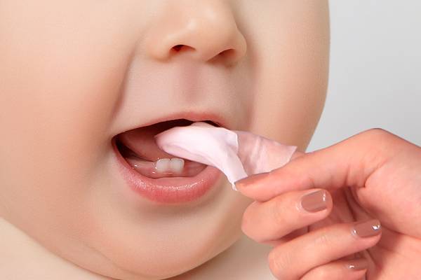 Vai trò quan trọng của việc chăm sóc răng miệng cho trẻ sơ sinh 