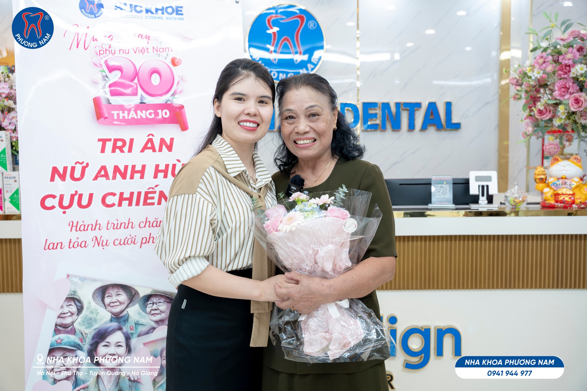 Các bác nữ cựu chiến binh chụp ảnh lưu niệm tại Nha khoa Phương Nam