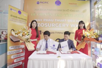 Bác sĩ Thiều Văn Tha và đại hiện công ty Công ty Nha Khoa Thái Bình Dương - PACIFIC Dental kí kết bàn giao công nghệ siêu âm Piezosurgery White