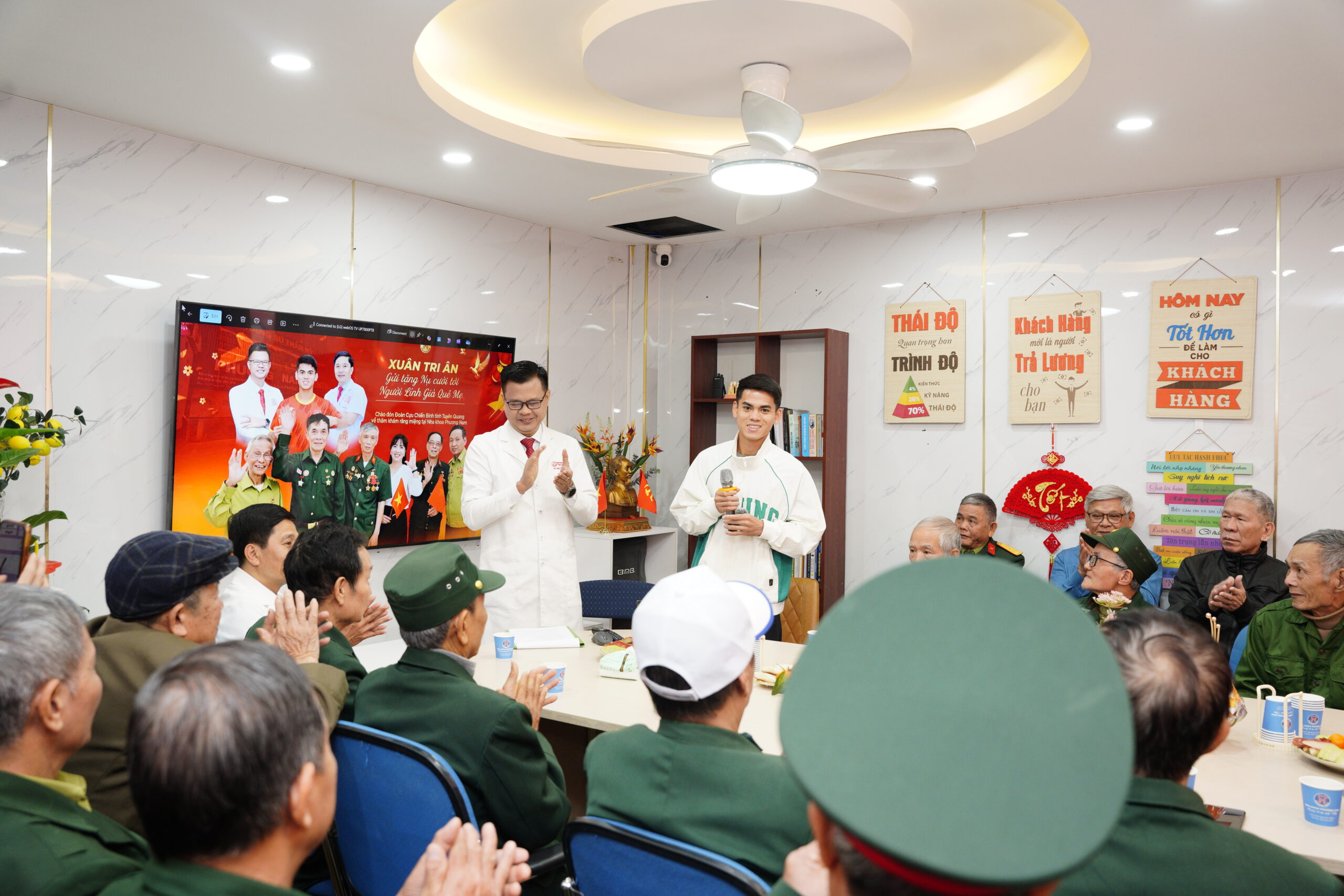 Bác sĩ Ngô Tùng Phương và cầu thủ Khuất Văn Khang tri ân các Cựu Chiến Binh Tuyên Quang tại sự kiện Song Hỷ Đầu Xuân