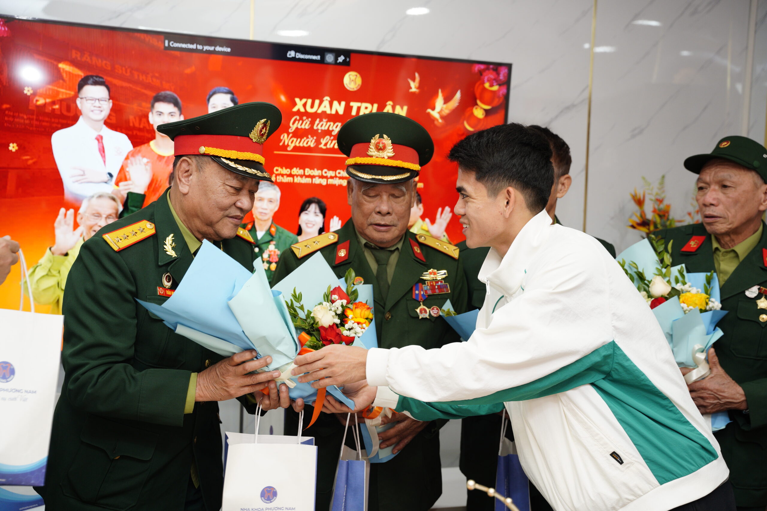 Cầu thủ Khuất Văn Khang tặng hoa và quà tri ân các Cựu Chiến Binh tỉnh Tuyên Quang tại Nha khoa Phương Nam