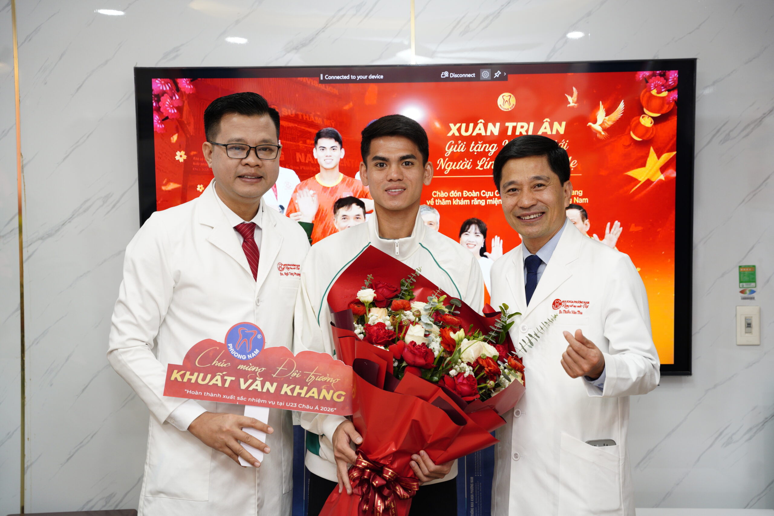 Bác sĩ Tha và bác sĩ Ngô Tùng Phương tặng hoa chúc mừng Đội trưởng Khuất Văn Khang hoàn thành nhiệm vụ tại VCK U23 Châu Á 2026