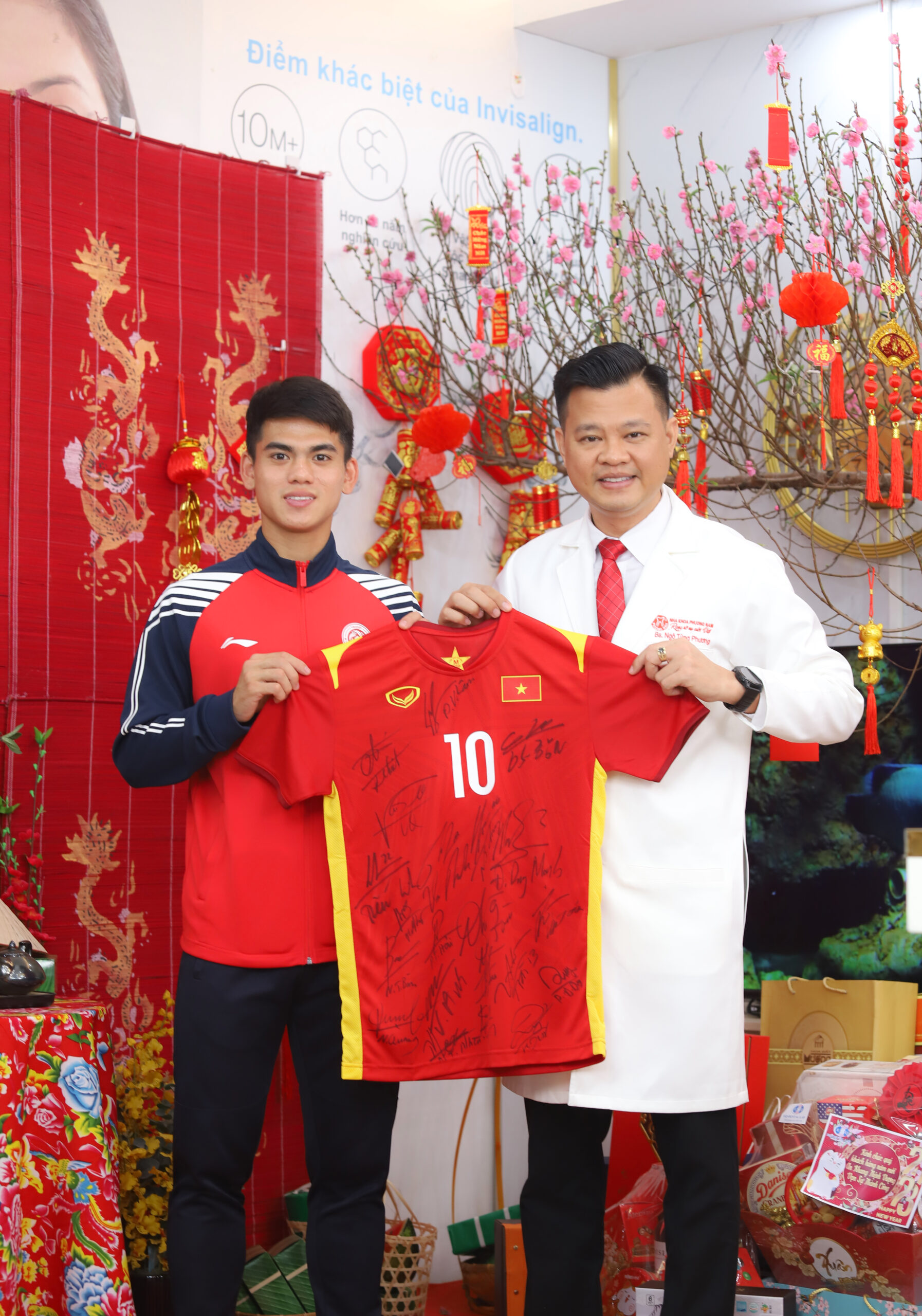 Đội trưởng Khuất Văn Khang tặng áo đấu có chữ ký đội tuyển quốc gia cho bác sĩ Ngô Tùng Phương sau giải U23 Châu Á 2026