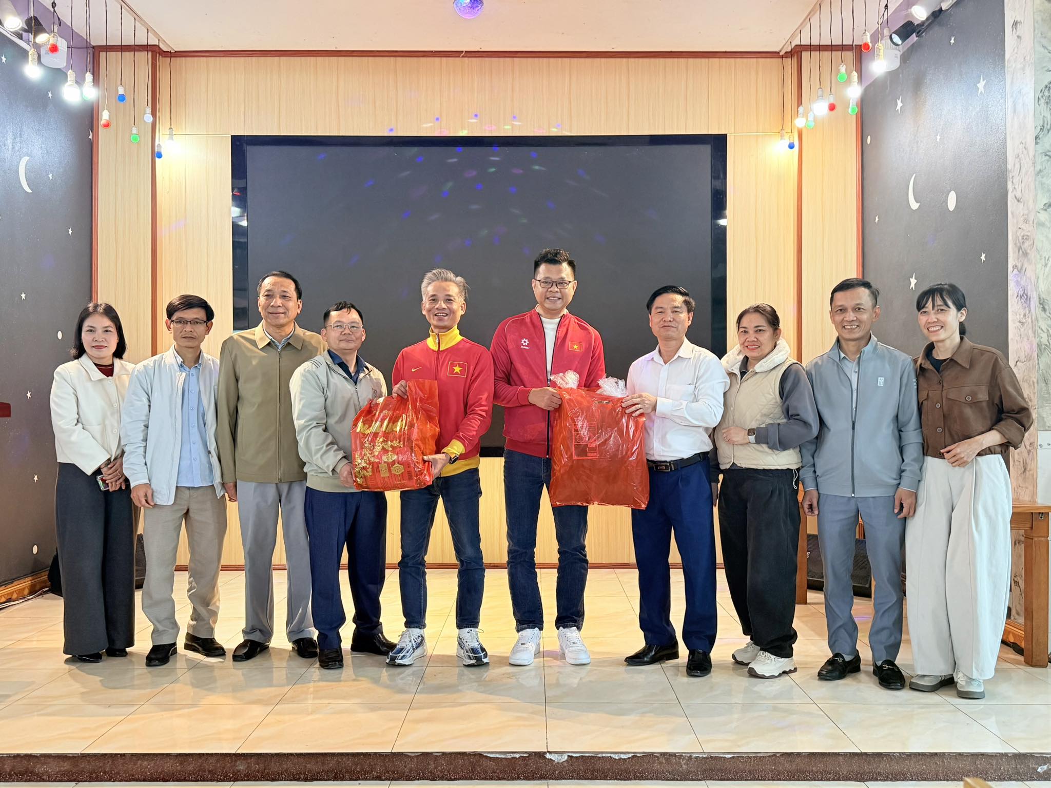 Lãnh đạo xã Tả Lèng trao tặng món quà quê tri ân Bs. Nguyễn Trọng Thủy và Bs. Ngô Tùng Phương trong chương trình trao quà Tết tại điểm trường Pho Xin Chải