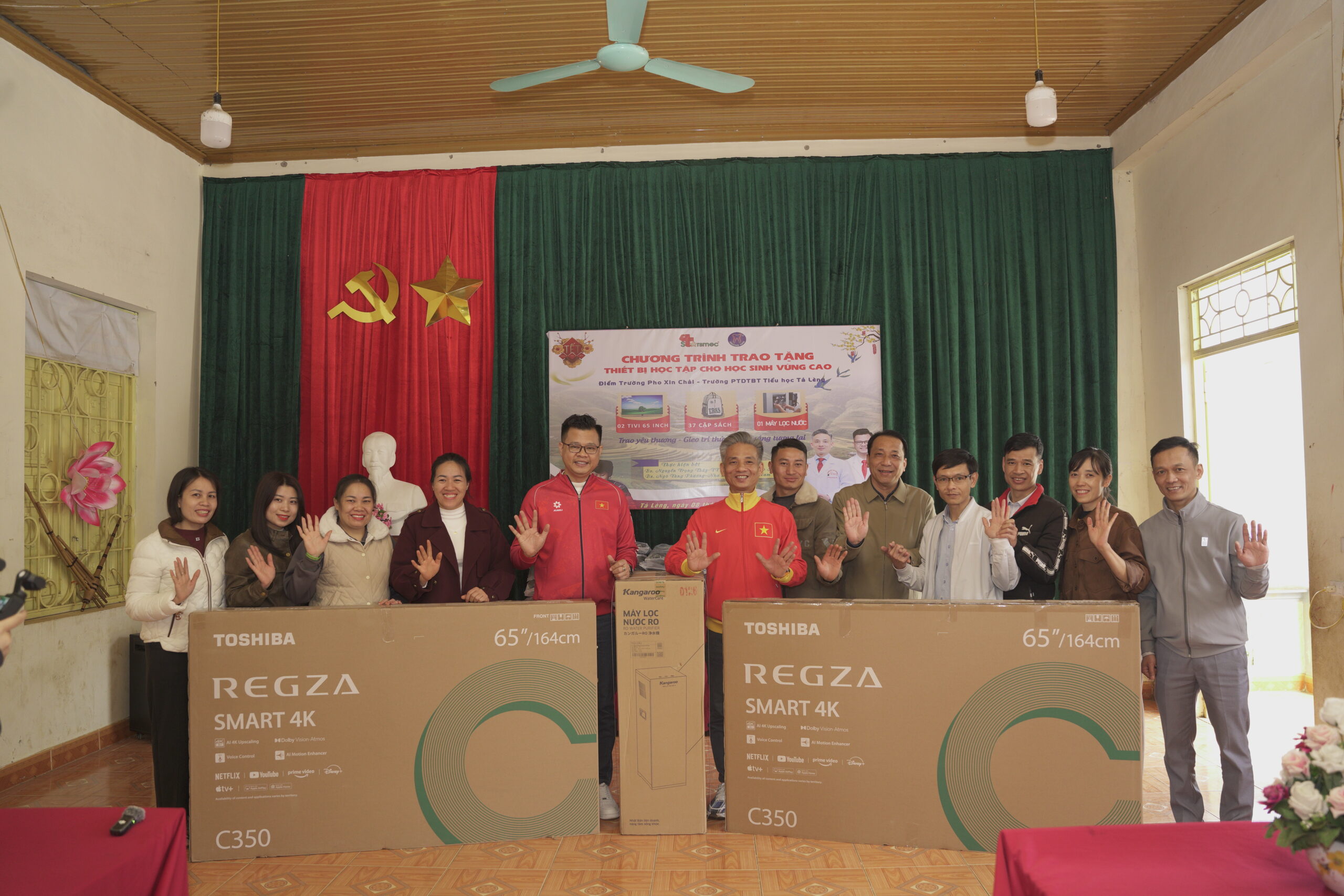 Bs. Ngô Tùng Phương và Bs. Nguyễn Trọng Thủy trao tặng tivi cho điểm trường Pho Xin Chải, Trường PTDTBT Tiểu học Tả Lèng – Lai Châu