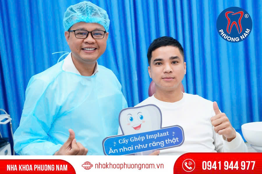 Khách hàng sau khi trồng răng Implant tại Nha khoa Phương Nam cùng bác sĩ điều trị